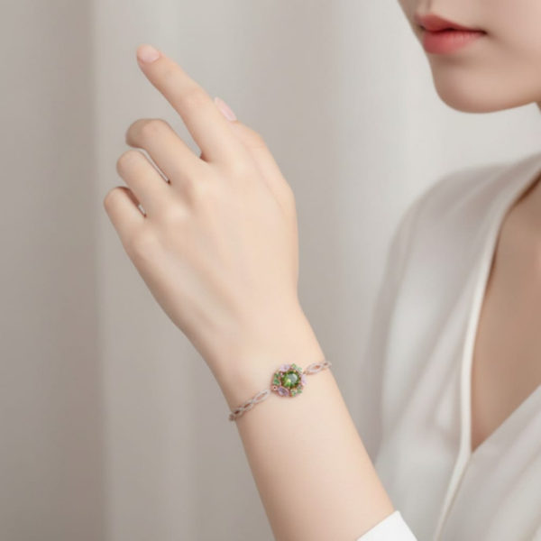 Doğayla Buluşan Zarafet: Pastel Çiçekli ve Peridot Taşlı Bileklik